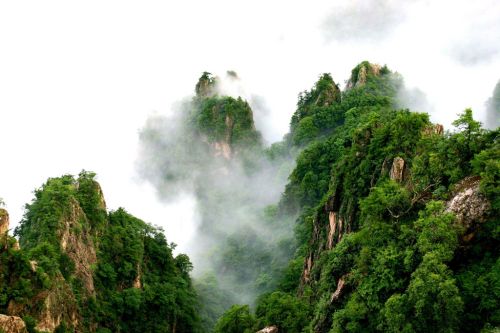 群峰秀美老君山