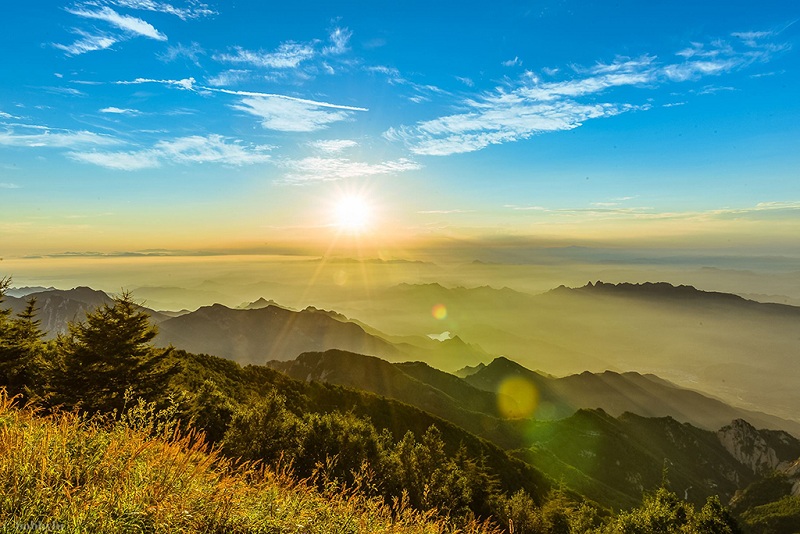 光芒万丈雾灵山