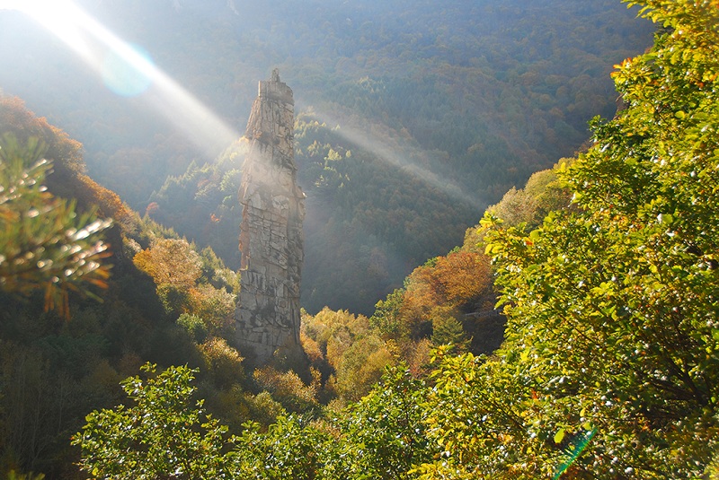 迷人的雾灵山仙人塔景区