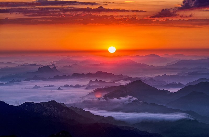 日出雾灵山美景