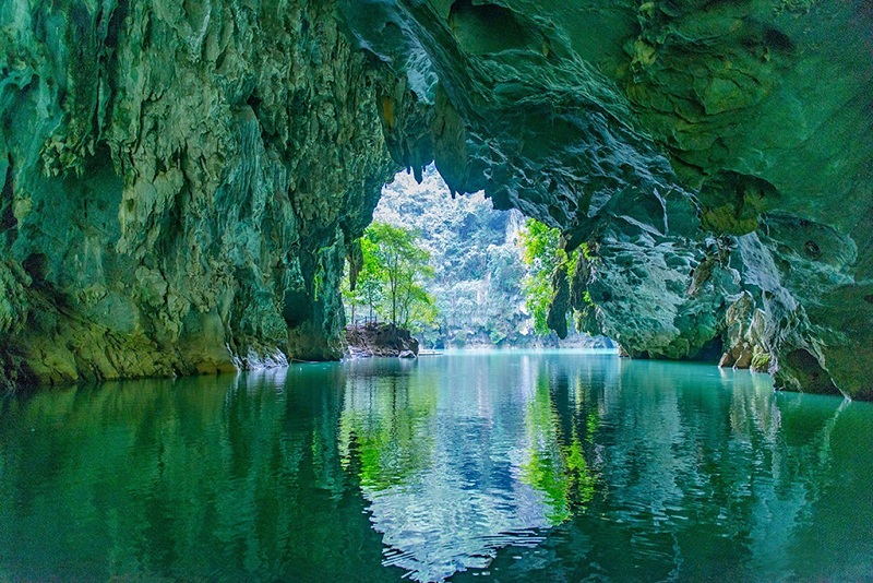 世界唯一的水上天坑－－三门海溶洞美景