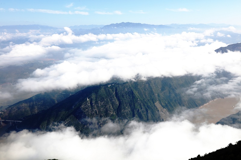 图7：震惊世界的三峡工程水库峡湖掩在云雾中  唐探峰摄