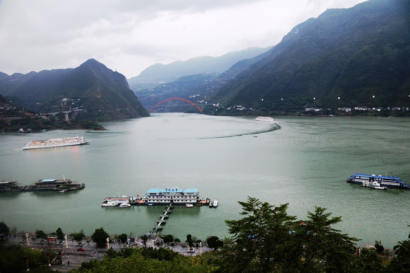 图7：10月4日傍晚两艘游轮安畅离开美丽的巫山港  唐探峰摄