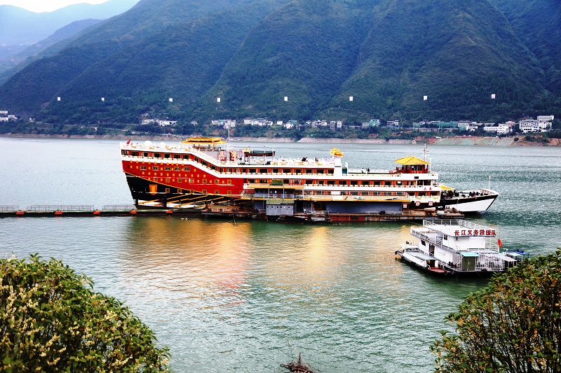 图1：国庆中秋三峡黄金水道巫山港口“三国”画舫迎客  唐探峰摄