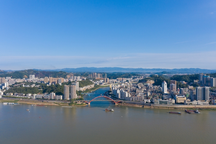 1、航拍广西梧州鸳鸯江秋日蔚蓝天空景色（何华文）