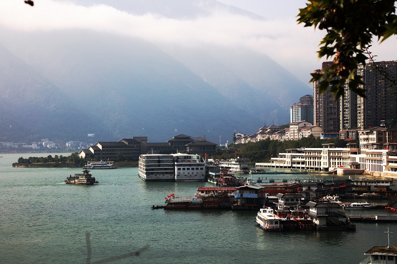 图3：三峡水库175米蓄水巫山港区旅游和客运码头已安畅升移固系   唐探峰摄