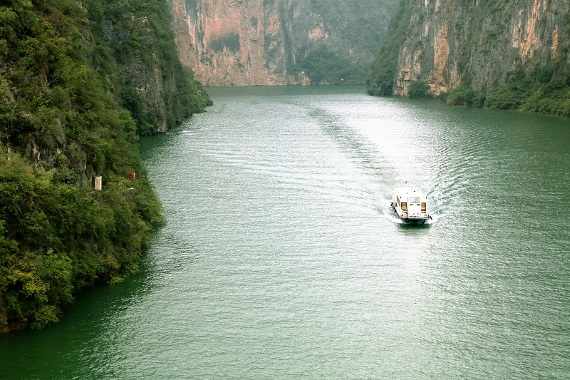 图5：三峡库区175米蓄水客运船舶安畅经过小三峡龙门峡   唐探峰摄