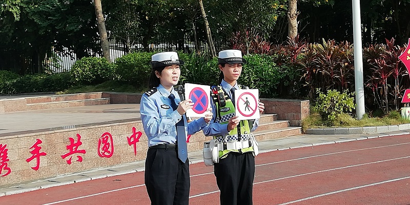 交警姐姐向学生讲授常用交通标志相关知识2