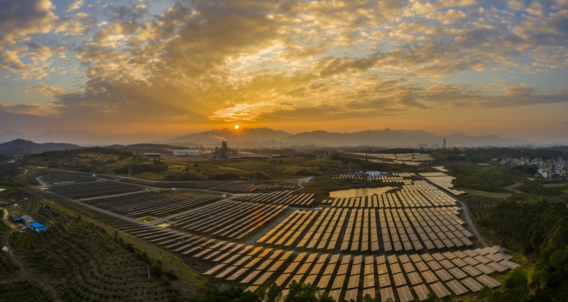 14、2020年12月10日，鸟瞰广西梧州市蒙山县桐油坪工业园区集中式光伏发电项目产业园，整齐的光伏叶片在阳光下闪闪发光。