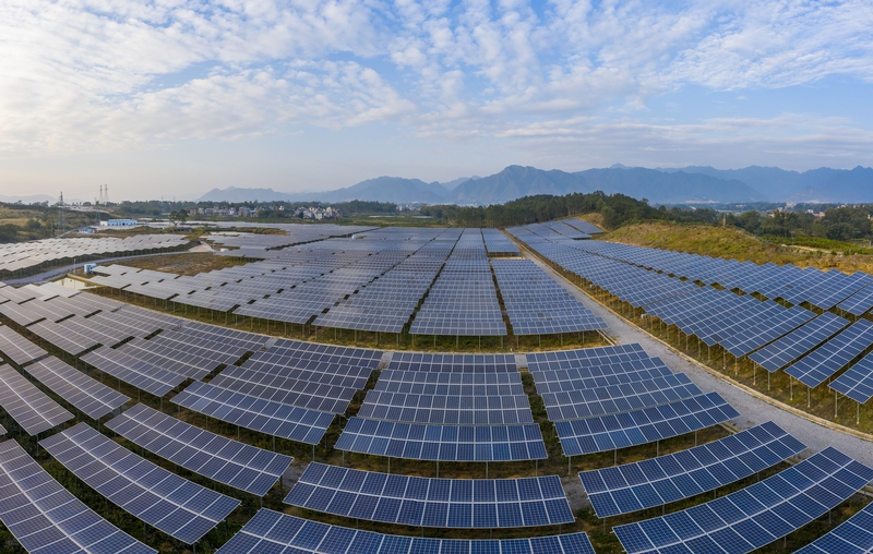 6、2020年12月10日，鸟瞰广西梧州市蒙山县桐油坪工业园区集中式光伏发电项目产业园，整齐的光伏叶片在蓝天白云下相映成一幅画卷。