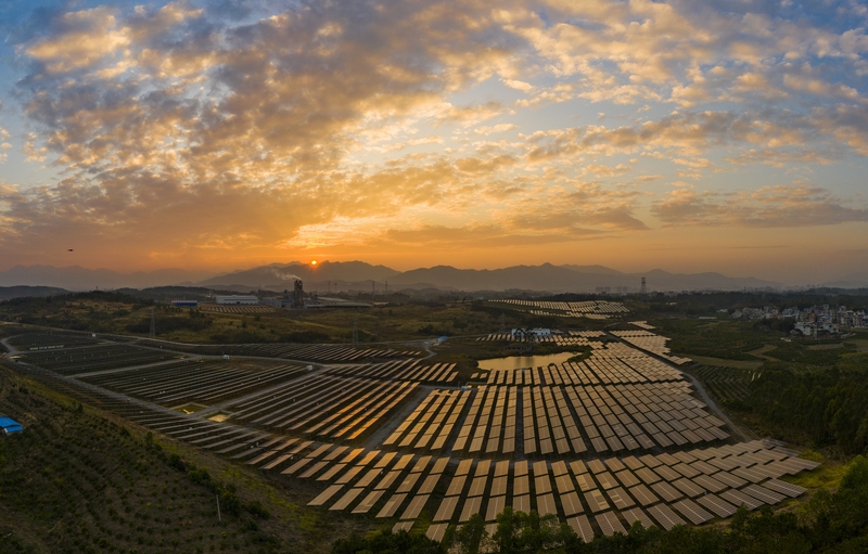 1、2020年12月10日，鸟瞰广西梧州市蒙山县桐油坪工业园区集中式光伏发电项目产业园，整齐的光伏叶片在阳光下闪闪发光，工人们正在清扫叶片。