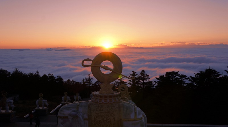 峨眉山日出美景