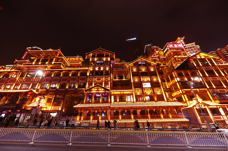 图1：重庆洪崖洞夜景层层耸彩，灿烂辉煌。唐探峰摄