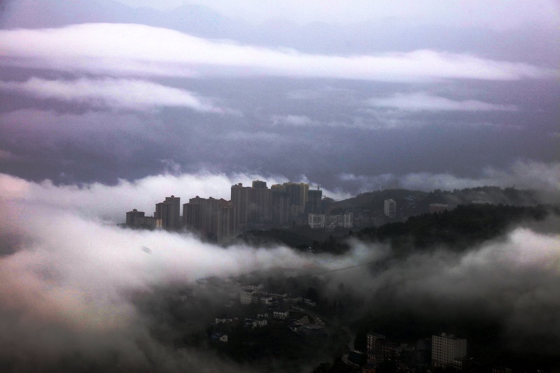 图6：海市蜃楼。2021年7月8日，摄于巫山凤凰台。唐探峰