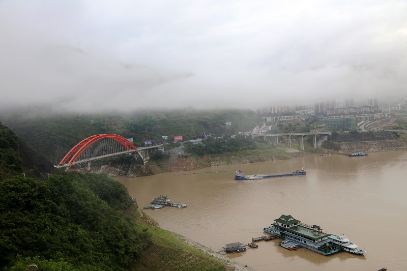 图7：7月20日清早，重庆巫山港航海事检查将进小三峡的货船证照和安全系统。唐探峰摄于巫山小三峡龙门峡口。