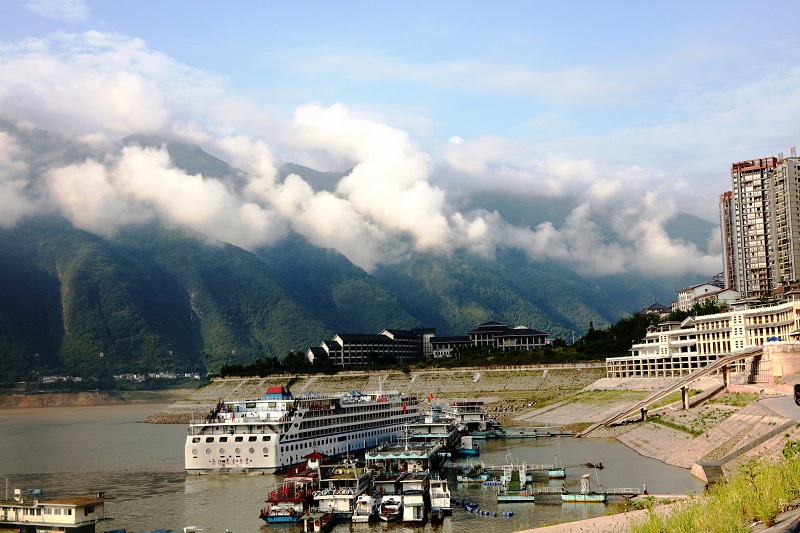 图1：巫山港区彩云缭绕迎接游轮安畅进旅游码头。2021年7月28日，摄于重庆巫山港区。唐探峰