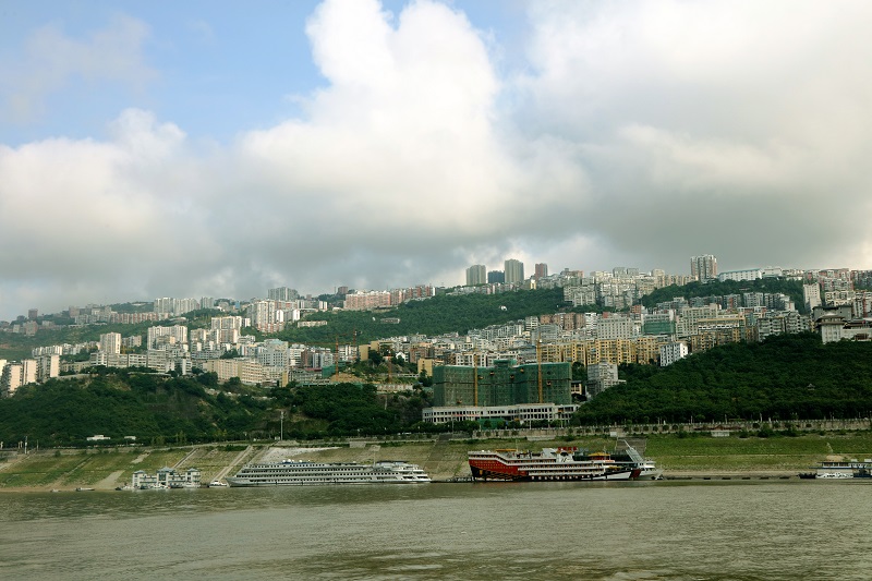 图2：高峡平湖两艘游轮泊于云雾缭绕的港区码头。2021年7月28日，摄于巫山港区。唐探峰