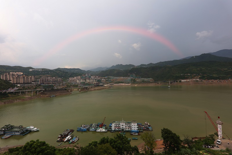 图6：高峡平湖港区还时常出现彩虹醉迷游客市民。2021年7月28日，摄于巫山大宁湖港区。唐探峰