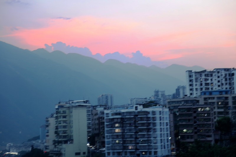 图2：巫山县城晚霞如火如荼。2021年8月2日20时，摄于重庆市巫山县城。唐探峰