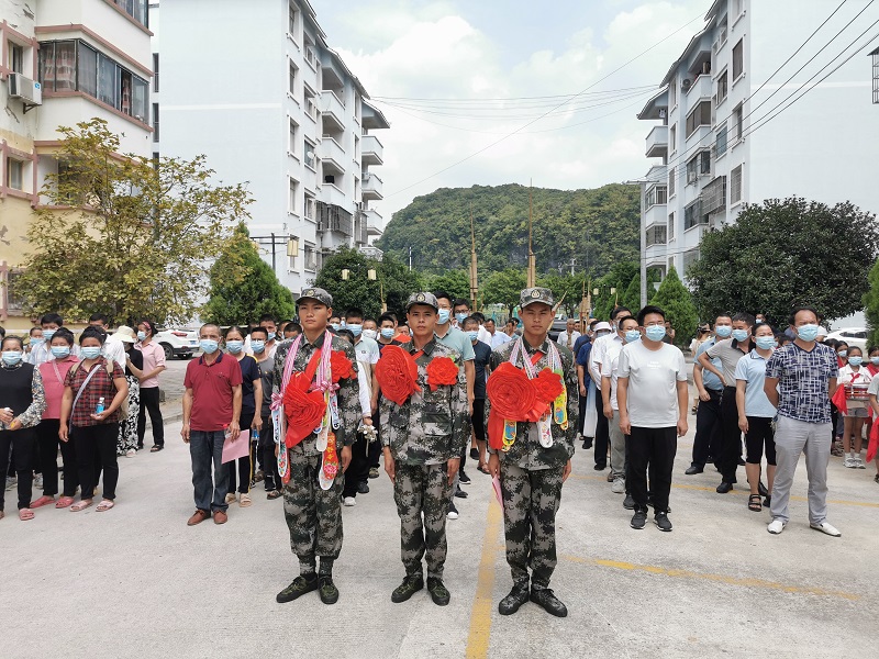 6.三位新兵参加新兵欢送仪式现场