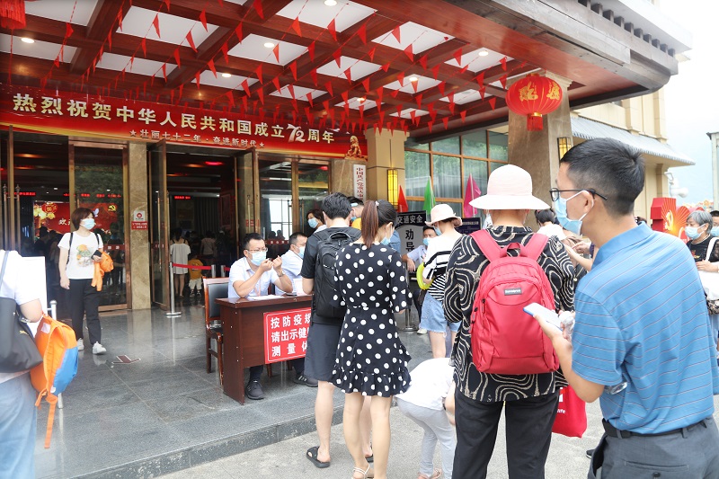 图5：10月2日，巫山港口强化痴情防控。唐探峰