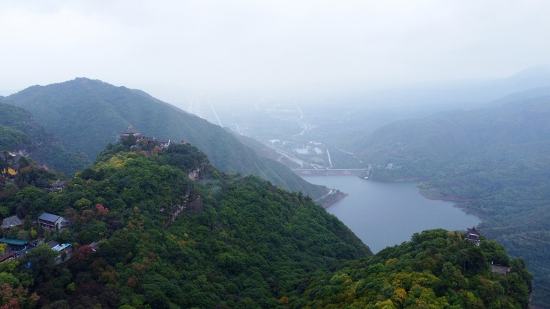 05——10月4日拍摄的甘肃省平凉市崆峒山雨中景色（无人机照片）。