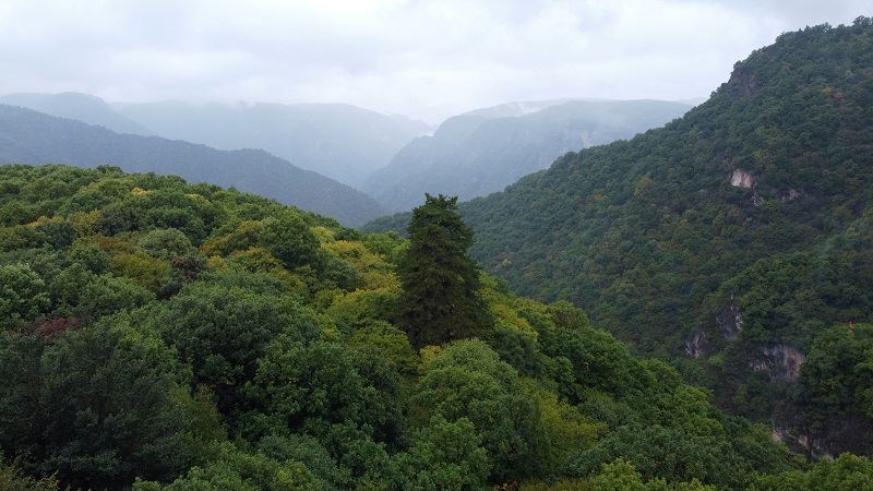 06——10月4日拍摄的甘肃省平凉市崆峒山雨中景色（无人机照片）。