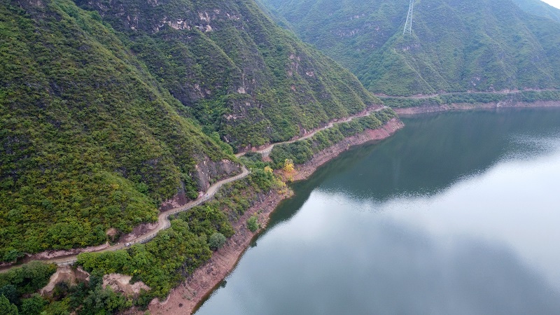 08——10月4日拍摄的甘肃省平凉市崆峒山和山脚下弹筝湖的雨中景色（无人机照片）。