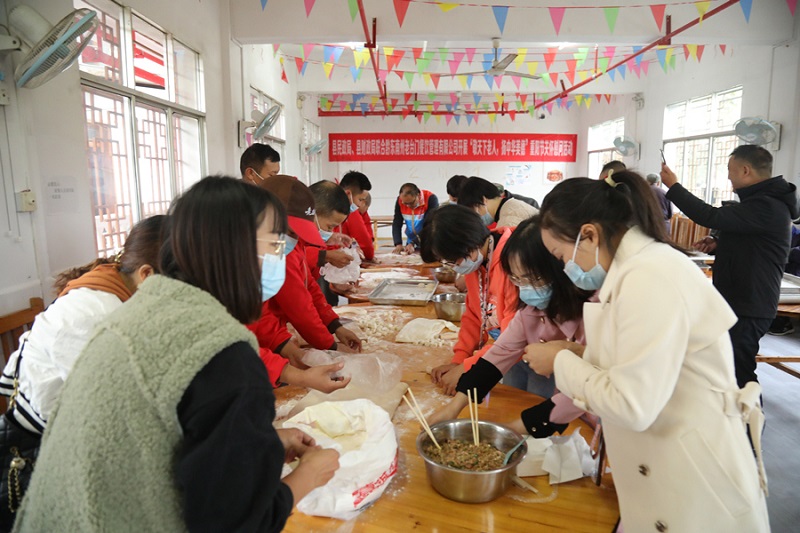 党员干部为福利院老人包饺子 (3)