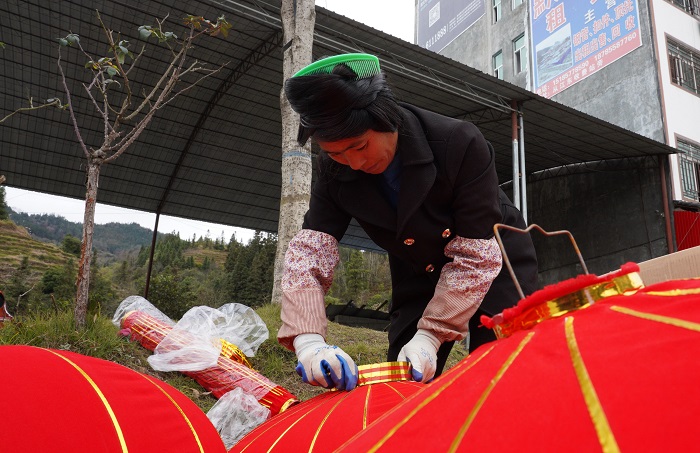 2022年1月24日，在从江县城街道两旁，工人正赶着挂灯笼。 (3)