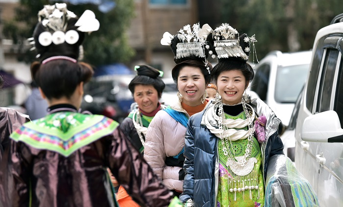 2月5日，苗族姑娘穿着节日盛装来到贵州省黔东南苗族侗族自治州从江县加勉乡污扣村参加跳芦笙舞。