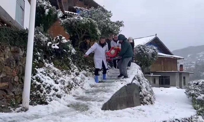 水口镇光明村患者家转运途中