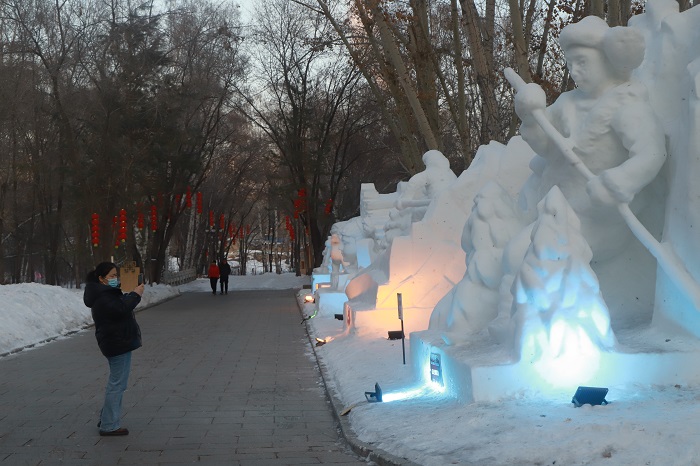 拍摄雪雕的游客