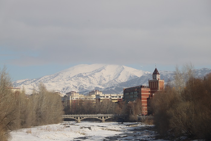 这是2022年3月3日在阿勒泰市彩虹桥拍摄的近处的街景和远处的雪山 (13)