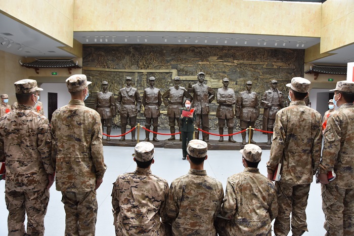 黎平县组织预定新兵参观革命圣地现场