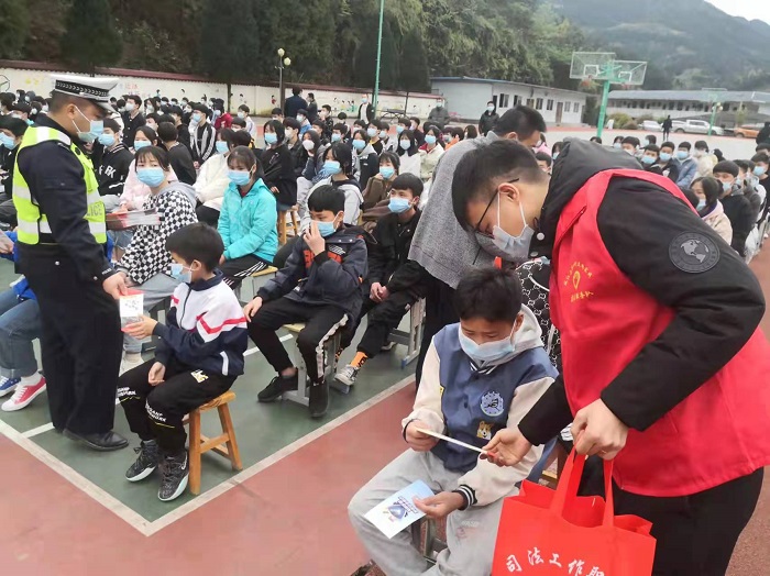 志愿者为学生普及法律知识