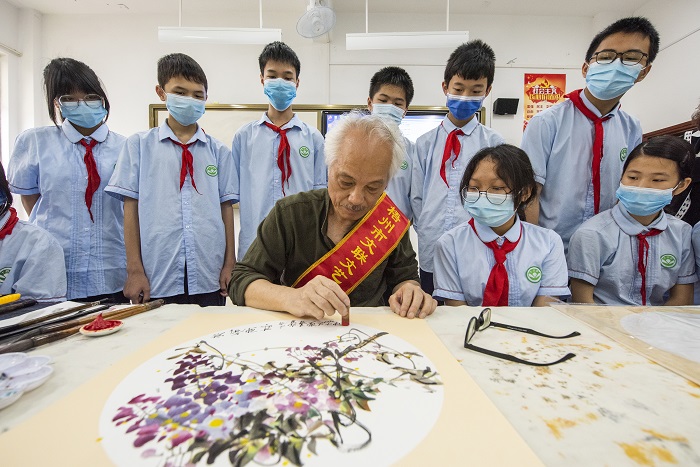 11、2022年5月13日，广西梧州市文艺志愿者走进该市第十四中学，给该校学生进行美术培训。（何华文）