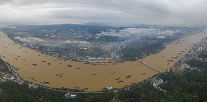 1、2022年6月3日，西江黄金水道广西梧州市区段云雾飘渺，货船来往穿梭，交通顺畅，一派欣欣向荣景象。（何华文）