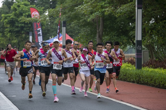 1、2022年6月12日，“奔跑梧州•筑梦2022—跑步打卡胜地巡回赛 玫瑰驿传”马拉松接力赛在广西梧州市玫瑰湖公园举行。图为选手在比赛中。（何华文）