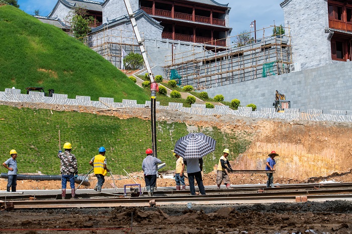 7、2022年8月21日，广西梧州市三总府文化旅游博览区项目建设工地工人们正顶着酷暑紧张的作业。（何华文）