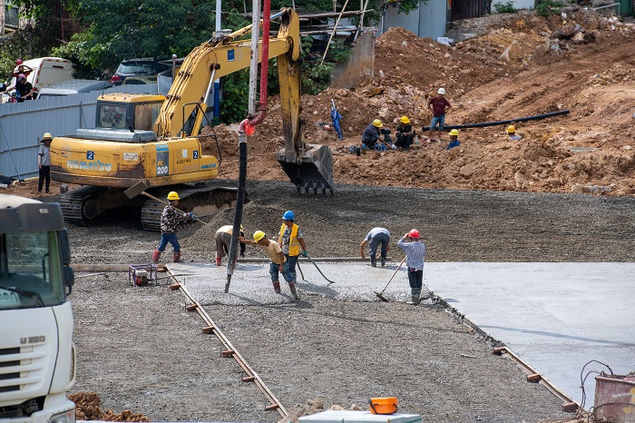 12、2022年8月21日，广西梧州市三总府文化旅游博览区项目建设工地工人们正顶着酷暑紧张的作业。（何华文）