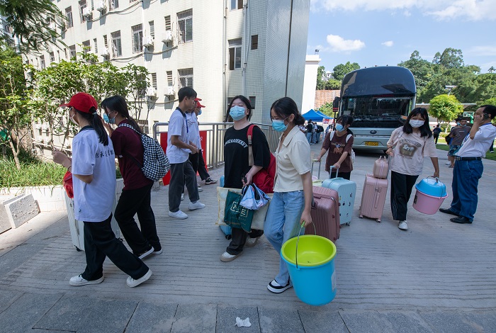 3、2022年8月22日，位于广西梧州商贸学校迎来了秋季新生前来报到。（何华文）