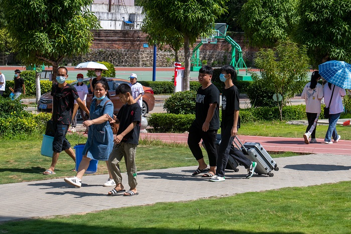 12、2022年8月22日，位于广西梧州商贸学校迎来了秋季新生前来报到。（何华文）