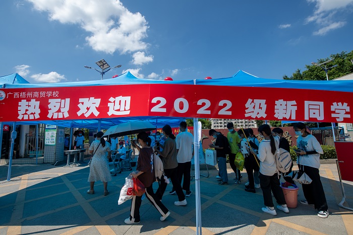 15、2022年8月22日，位于广西梧州商贸学校迎来了秋季新生前来报到。（何华文）