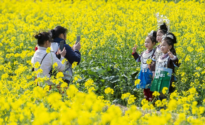 2023年2月25日，游人在贵州省黔东南苗族侗族自治州从江县洛香镇上皮林村油菜花田间赏花游玩。 (3)