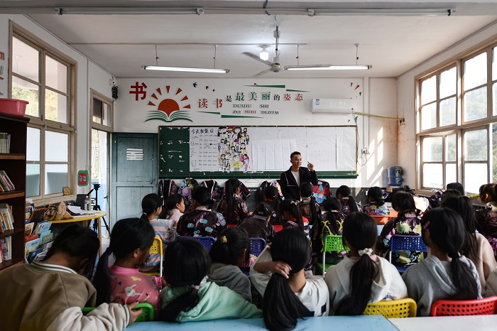 2023年3月14日，在贵州省从江县谷坪乡中心小学，苗族歌手王小位在教苗族女生练唱自己创作的《苗乡恋歌》。4