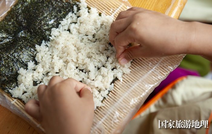 2023年5月12日，小朋友在贵州省从江县大地幼儿园制作美食。 (8)