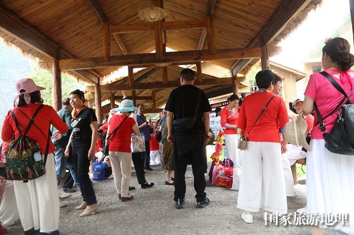 图5：全国各地慕名前来下庄的游客打拥堂。2023年5月20日，摄于重庆巫山下庄。唐金生摄