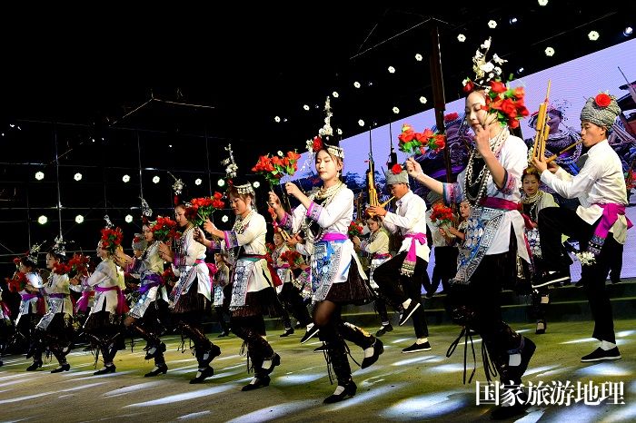 8月19日晚上，群众在贵州省从江县丙梅街道銮里风情园参加从江县都柳江文化走廊——乡村周末大舞台高增乡专场大型民族文化展演活动。5