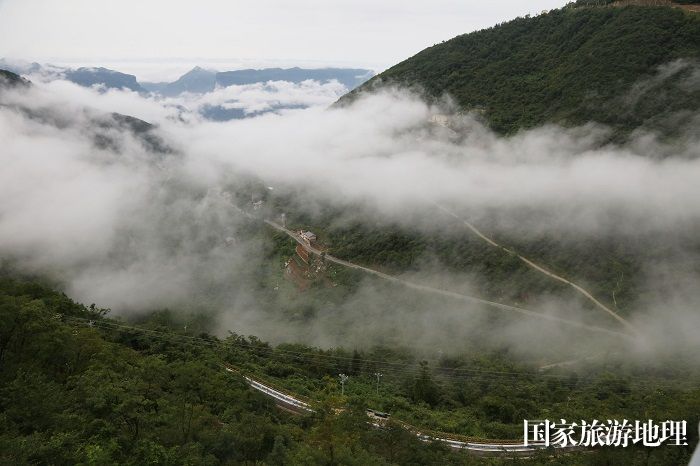 图6：巫山云雨康养美丽景观路云海茫茫。2023年8月8日，摄于重庆巫山云雨康养景观路。唐金生摄